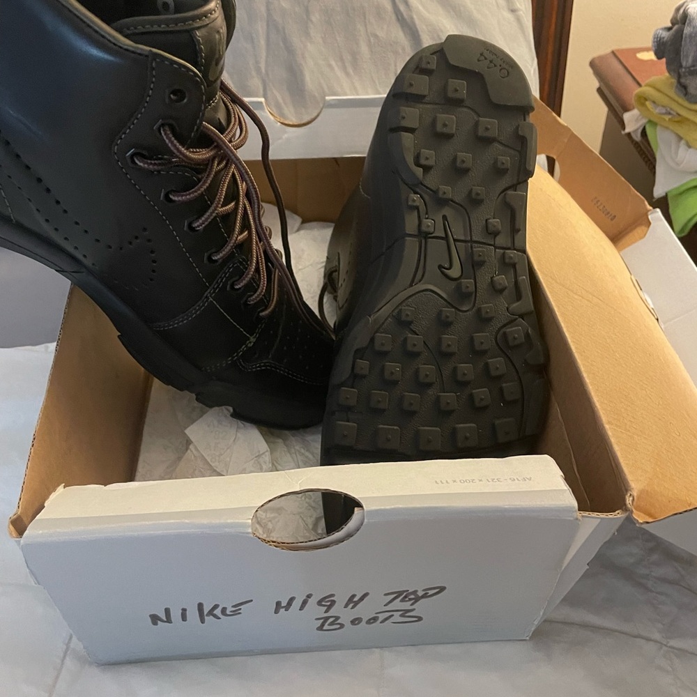 Nike sneaker boot